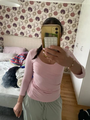 Ljusrosa långärmad topp Gina Tricot - Säljer en ljusrosa långärmad topp från Gina Tricot. Toppen har en rundad, lite djupare ringning och är i mjuk bomull. Perfekt att styla med jeans eller kjol för en enkel och fräsch look.
