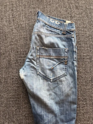 Dondup jeans / 33  - Sjukt eftertraktade Dondup jeans i ljusblå – sjukt sällsynt modell, stl 33. Fint skick och sitter riktigt bra, passar bra om man är mellan 175–184 cm 🌿  Kan även gå ner lite i pris vid snabb affär ✌️ Skickas inom 24h 📦