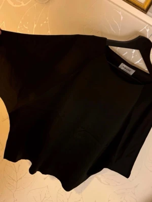 Kortärmad asymmetrisk topp från Aware By VeroModa Dam L - Kortärmad asymmetrisk topp från Aware By Vero Moda Dam L I mycket fint begagnat skick. Inte mycket använd. Tvättas i 40grader