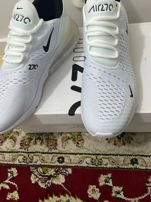 Nike Air Max 270 vita sneakers - Finns i storlek 44 