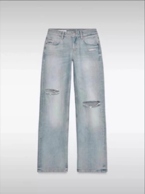 Ljusblå loose fit jeans med slitningar - Säljer de virala Zara Jeansen! Sjukt snygga, och knappt använda. Säljer pågrund av att jag tycker dom är för små för mig.  low waist ripped jeans low rise baggy jeans ripped knee jeans light wash denim vintage blue jeans y2k baggy jeans distressed denim loose fit jeans straight leg ripped jeans skater jeans grunge denim casual oversized jeans faded blue jeans low waisted straight jeans relaxed fit denim 2000s style jeans streetwear denim baggy ripped denim carpenter style jeans wide leg ripped j