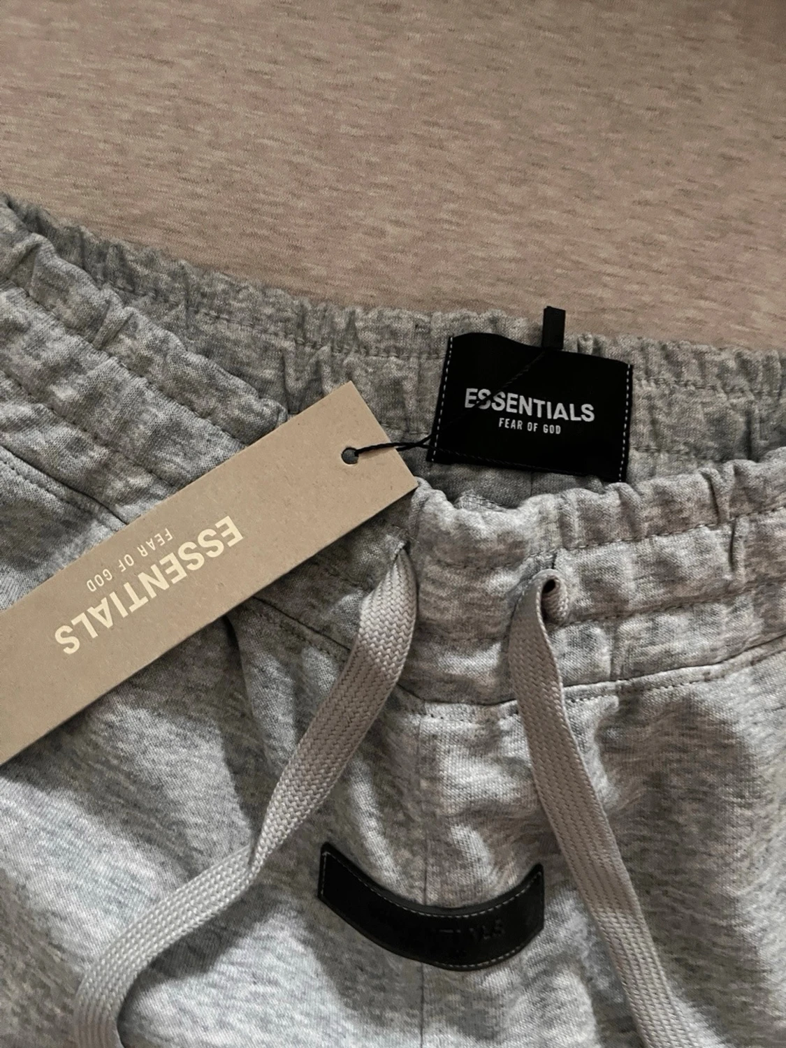 Grå Essentials Fear of God shorts - 1