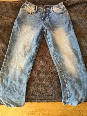 Jeans herr stl M - Snygga blå jogger jeans i regular fit och klassiska fem fickor. Jeansen har en avslappnad passform. Perfekta för en chill och trendig look.  Herr stl M Lite stretch i tyget för bästa komfort Endast provade och tvättade