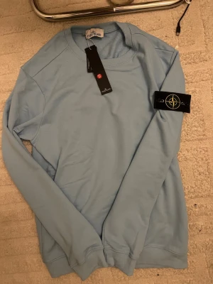 Stone island tröja - Helt ny Stone island tröja storlek M, Lapparna kvar, alltid 1-3 dagars leveranstid 
