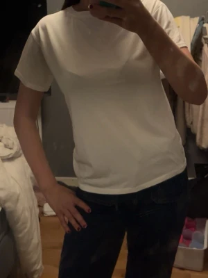 Vit basic t-shirt  - Vit t shirt i väldigt tunt material. Storlek 152-156 men passar mig som har s