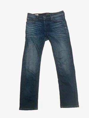 Jack & Jones limiterade jeans 30/30 - Jack & Jones limiterade jeans 30/30 i modell slim staraight fit. Med en klassisk femficksdesign och raka ben. Hör av dig vid frågor.