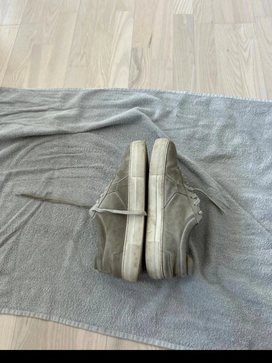 Gråa sneakers från axel arigato - 3