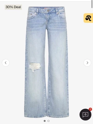 Ljusblåa wide leg jeans med slitning - Säljer ett par ljusblåa jeans med wide leg-modell och ett hål på högra knät.Använda 1 gång💛Skriv om ni vill ha fler bilder, mått eller annat💕
