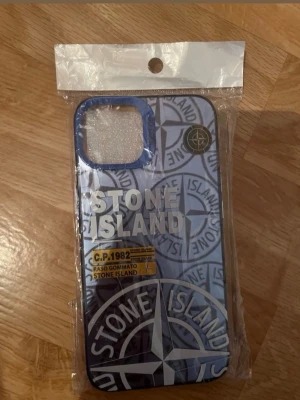 Grå stone Island telefonskal  - Passar iPhone 11-15.pris kan sänkas om du köper direkt. Den skickas samma dag och är helt oanvänd 