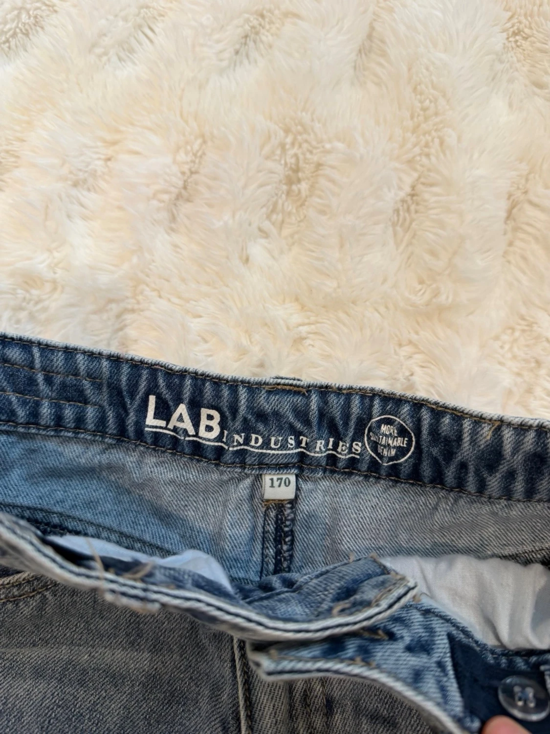 Blå denimshorts med fransig kant - 4