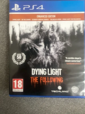 Dying Light The Following PS4 - Dying Light: The Following Enhanced Edition till PS4. Ett actionfyllt zombiespel med öppen värld, mörka och skrämmande miljöer. Omslaget är svart med vita och orange detaljer. Perfekt för dig som gillar skräck och äventyr.