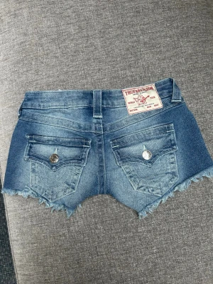 True religion shorts - Säljer mina Ture religion jeans short då de inte kommer till användning längre. Finns inga defekter och är i storlek 23 alltså xxs. Pris kan diskuteras?
