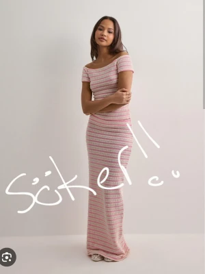 Söker Nelly randigt set - Är det någon som säljer detta randiga sett ifrån Nelly, eller tröjan och kjolen separat skriv gärna och i vilken storlek ni säljer i💓