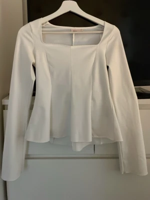 Vit långärmad blus med fyrkantig hals från Gina Young storlek 170 -  vit blus med långärmade ärmar och en snygg fyrkantig halsringning. Blusen har figursyd opassform och lätt utsvängd nederkant. väldigt bra sick och pris kan sänkas 