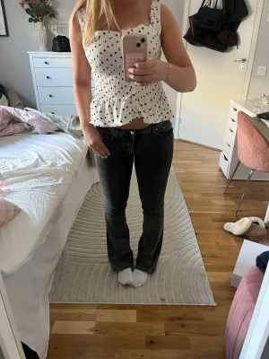 Mörkgråa bootcut jeans med låg midja - Säljer ett par mörkgråa lågmidjade jeans från Gina tricot. Använda ett fåtal gånger 🥰