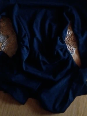 Svart topp med spets från FB Sister - Svart topp från FB Sister i storlek S med snygga skit detaljer på sidorna. Materialet är mjukt och stretchigt, vilket gör den bekväm att bära. Formen ger en elegant och unik touch till toppen. Och är även helt oanvänd och köptes för endast 2 veckor sedan.