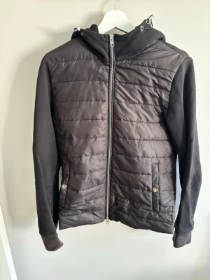 HM Cardigan - Säljer en hm cardigan storlek xs passar s. Köpt i New York.