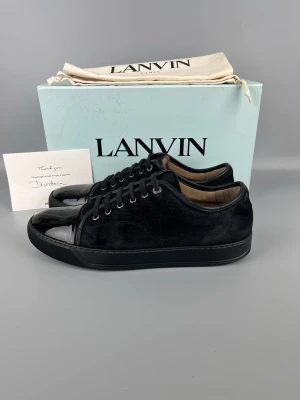 Helsvarta lanvin skor med blanka tår  - • The shoes have been gently used and are in very good condition  • Size: EU44 / UK10 (fits like a 45)  • Color: Black  • Retail price: 5000 SEK / 450€  • Box, dustbag & thank you card included