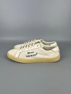 Saint Laurent SL/06 Court Sneaker Size 43 - • The shoes have been gently used and are in good condition  • Size: 43 (fits 43.5–44)  • Color: Beige  • Retail price: 7200 SEK / 650€  • No accessories 