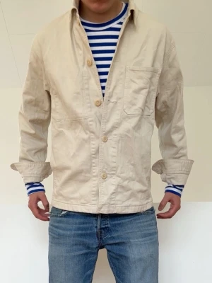 Beige overshirt - Beige Overshirt i strl S. Bra skick och hör gärna av er vid frågor elr funderingar!!