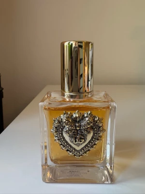 Dolce & Gabbana Devotion EdP 50ml - D&G Devotion EDP 50ml. Använd, ca 95% kvar. Ikonisk flaska med guldhjärta. Vanilj/saffran.