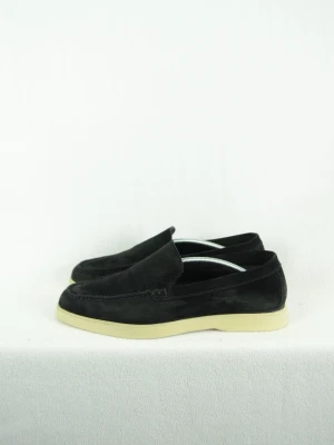 Massimo Dutti loafers  - MASSIMO DUTTI LOAFERS Storlek : 42 Passform : Normal Användning : Skorna är i ett väldigt fint skick utan defekter Nypris : Cirka 1300SEK