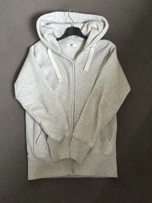Russmerch Kofta - En fin russmerch kofta i storlek S passar väldigt tight Xs, Vilket ger en unik slim passform. Säljer den sen lite använd eftersom det inte är min stil och jag gillar lite mer baggy kläder.