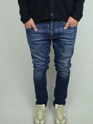 Nudie Grim Tim Jeans - NUDIE JEANS Storlek : 33/32 Modell : Grim Tim Mått : A = 43CM - B = 104CM - C = 18CM Användning : Jeansen är i ett väldigt fint skick utan defekter Nypris : Cirka 1700SEK Modellen på bilden : 182CM och väger 74KG
