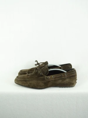 Tod’s loafers  - TOD´S LOAFERS Storlek : 8 Passform : Passar 43 Användning : Skorna är i ett väldigt fint skick utan defekter Nypris : Cirka 5000SEK