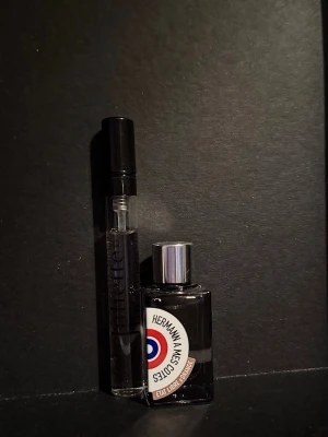 Juliette Has A Gun & Etat Libre d’Orange - Två parfymer: Juliette Has A Gun Ode to dullness och Etat Libre d’Orange, Hermann A Mes Cotes. Båda är oanvända mini flaskor. Kommer ej till användning men har stått mörkt och svalt förvarat