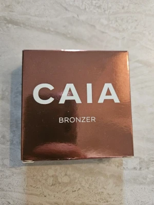 Bronzer CAIA i La Digue - Bronzer från CAIA i färgen La Digue. Förpackning med spegel i locket. Endast testad ett par gånger.