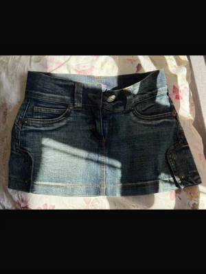Jeanskjol - Snygg vintage kort jeansskjol med detaljer, från Armani jeans💞💞 Storlek 27/XS! Säljer då den inte passar. Bara att skriva om frågor!!