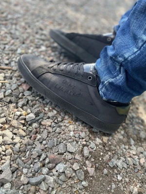 Saint Laurent  - Riktigt feta Saint Laurents!!!  Skick: 9/10!  Storlek 42, passar även 41! Enda defekten är att dme är lite skrynklade vid längst fram men går säkert att fixa! Är inte hundra på att dem är äkta men ser legit ut! Hör av er mid minsta fundering!! 🤙