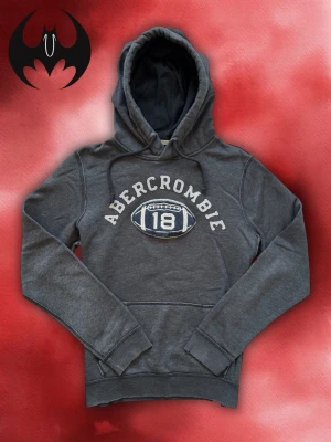 Vintage Abercrombie & Fitch Hoodie  - Säljer denna mycket sällsynta och eftertraktade Abercrombie & fitch Hoodie | Mycket bra skick, en liten slit men ingen bekymmer | Size M / L | Längd: 72cm Bredd: 60cm Armlangd: 72cm | Skyltdocka: M - 48 cm axlar, 75 cm midja | Lägg endast bud med avsikt att köpa nu, inga fördröjning!