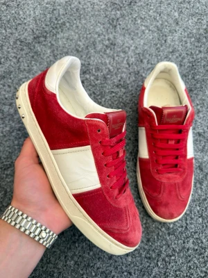 Valentino flycrew röd - Säljer dessa sjukt feta valentino flycrews! Dem är i storlek 40 kan även passa 41! Skick 8,5/10 bea skick och alla nitar sitter kvar! Nypris ca 7000kr. De har slutat tillverkas så de är extra sällsynta och eftertraktade! Hör av dig vid frågor eller funderingar 🤩