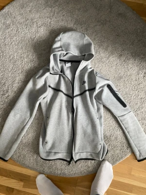 Nike tech fleece hoodie, grå - Nike tech fleece hoodie, grå, strlk s, bra skick