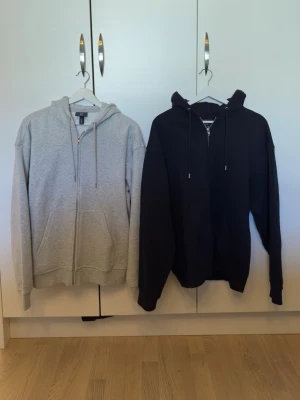 zip-hoodies - Grå + navy hoodie med dragkedja från H&M Relaxed fit. Mjuk bomullsblandning, huva med dragsko och två stora fickor framtill. Perfekt för en chill och avslappnad stil.           Oanvända 