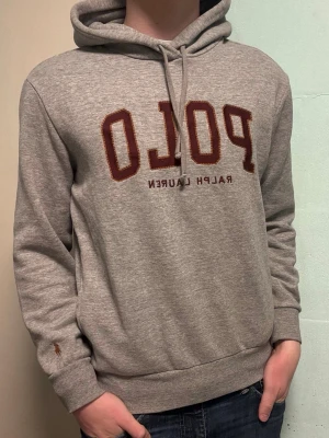Grå Ralph Lauren hoodie - m - Säljer en snygg grå hoodie från Ralph Lauren. Den är i bra skick och har snygga röda detaljer. Storlek M.  Hör gärna av dig om du har frågor eller vill se fler bilder 😊  Allt gott från Deluxe garderoben ⭐️ 