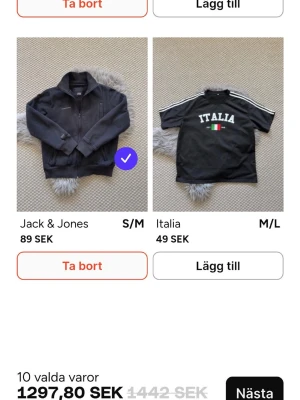 10 varor paket pris - Snygg svart basebollkeps med böjd skärm och justerbar rem bak. Kepsen har en enkel och stilren design utan synligt märke, perfekt för en clean look. Tillverkad i ett mjukt och slitstarkt tyg som känns bekvämt hela dagen.