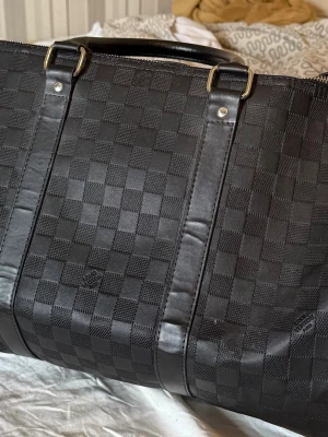 Snygg och stilig svart duffelbag  - Säljer en svart duffelbag, använt 2 gånger. Är i bra skick bara lite smutsig men går att få bort med en trasa 