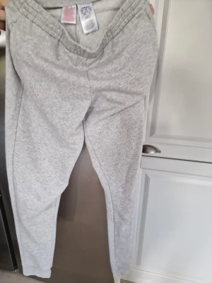 Grå mjukisbyxor från Adidas - Snygga och bekväma grå mjukisbyxor från Adidas junior. storlek 170