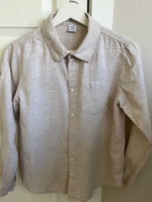 Beige linneskjorta från Lindex - Säker en beige linneskjorta som är perfekt till skolavslutningen.