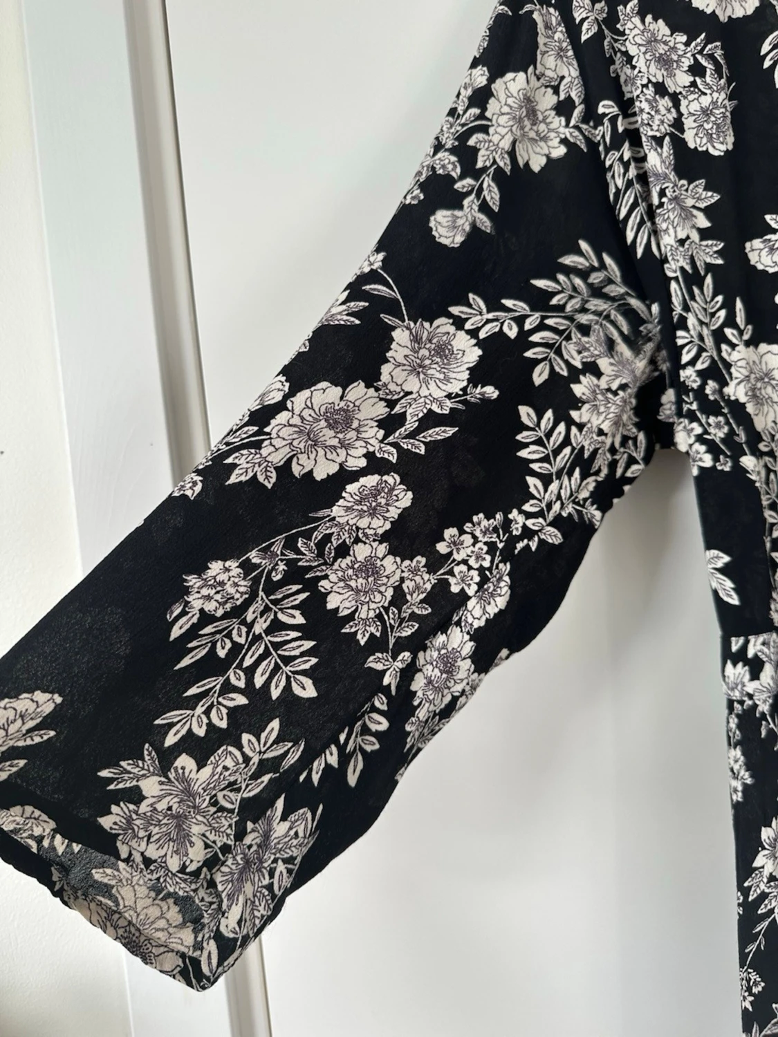 INDISKA Svart blommig klänning - storlek L - 3