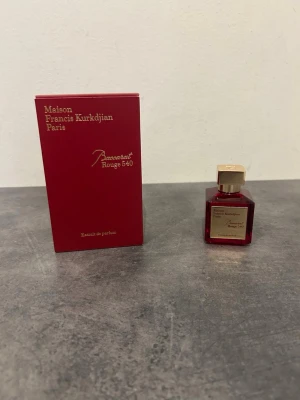 Baccarat Rouge 540 Extrait de Parfum - Lyxig parfym från Maison Francis Kurkdjian, Baccarat Rouge 540 Extrait de Parfum. Flaskan är fyrkantig i röd glas med guldfärgad etikett och lock. Kommer i matchande röd kartong med gulddetaljer. En ikonisk doft med exklusiv känsla.