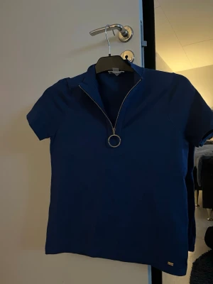 Mörkblå topp - Mörkblå äkta Calvin Klein topp med dragkedja och ringdetalj. Det står att det är storlek P/M och det motsvarar XS/S.🌟🌟