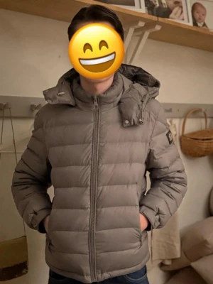 Bvaldi jacka  - Hejsan,   Säljer nu denna jackan då den är för liten för mig och, den är i bra skick och storlek xs (true size). Priset kan diskuteras
