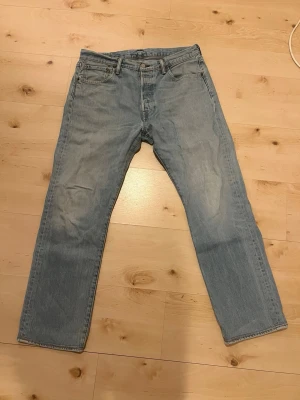 Vintage Levi 501 - Vintage Levi 501 Jeans. 34/32 men passar mer som 33/32-32/32. Bra skick, oerhört snygga.