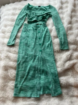 Turkost ribbat set - Turkost set med kjol och topp