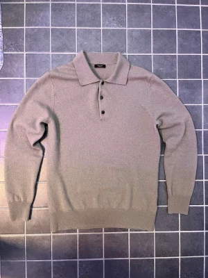 Pikétröja från Massimo Dutti - Använd en gång, inga deffekter. 95% Ull 5% Kashmir. Nypris ca 700kr