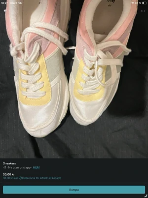 Vita sneakers från H&M med beige detaljer - Stilrena vita sneakers från H&M med beige mockadetaljer och klassisk snörning. Skorna har en retroinspirerad look och passar perfekt till jeans eller kjol. Snygg och enkel design som funkar till många outfits.